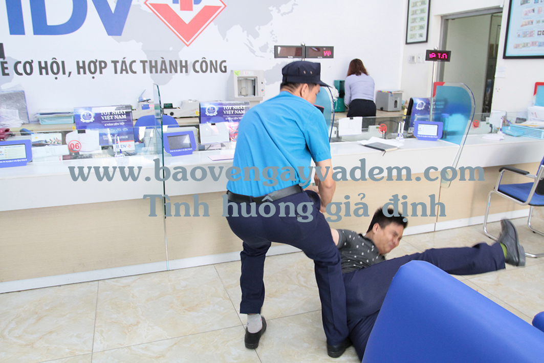 Kỹ năng khống chế tội phạm của bảo vệ Ku casino