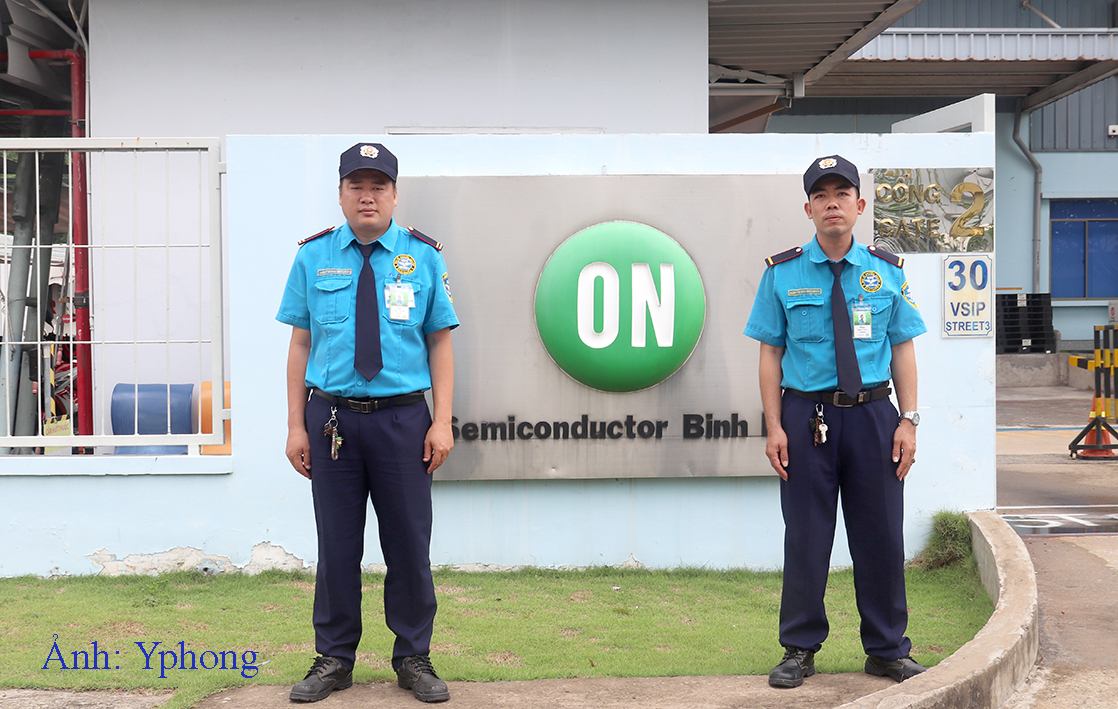 Nguyễn Hoàng Tân cùng đồng nghiệp tại vị trí trực bảo vệ