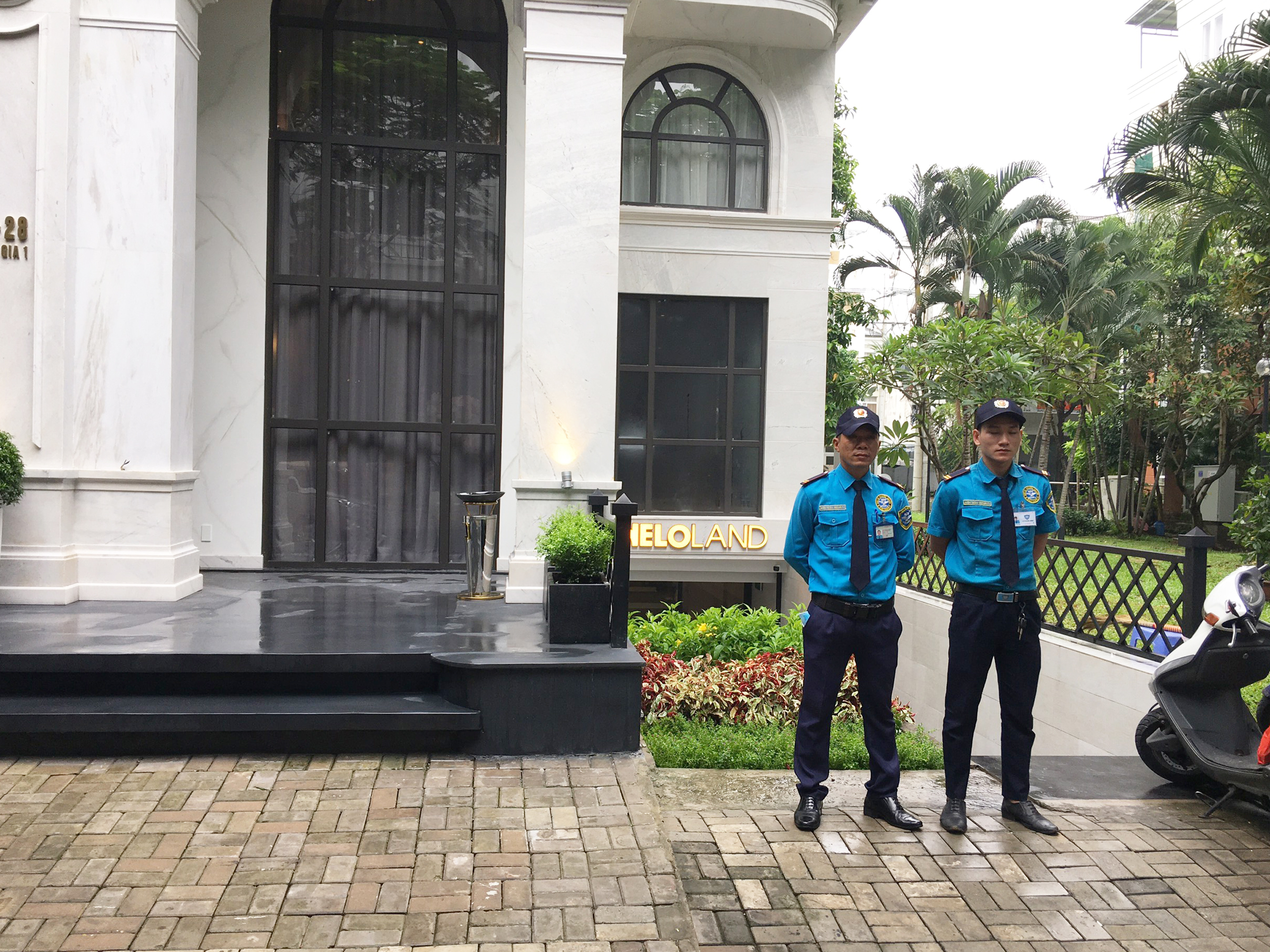 Nhân viên bảo vệ Ngay2va2 Đêm tại vị trí ra vào của phương tiện