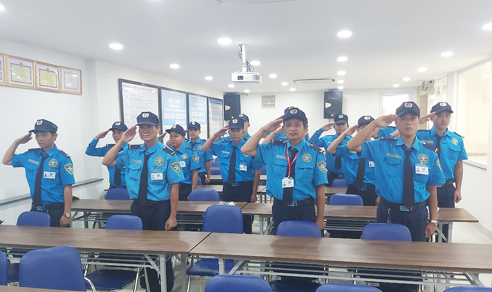 Nhân viên bảo vệ được huấn luyện tác phong điều lệnh