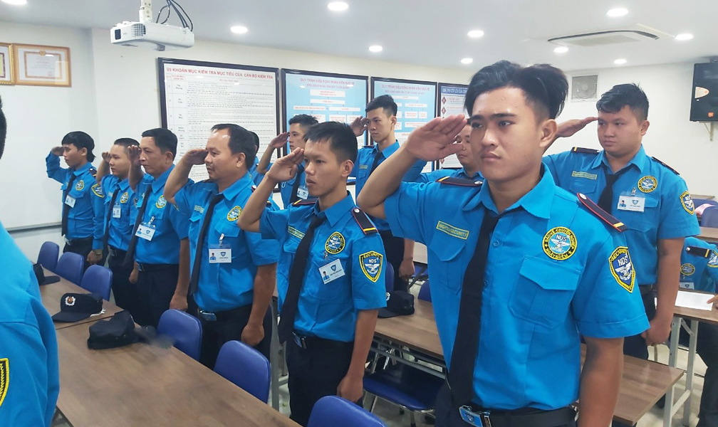 Lực lượng nhân viên Bảo vệ thực hành chào điều lệnh
