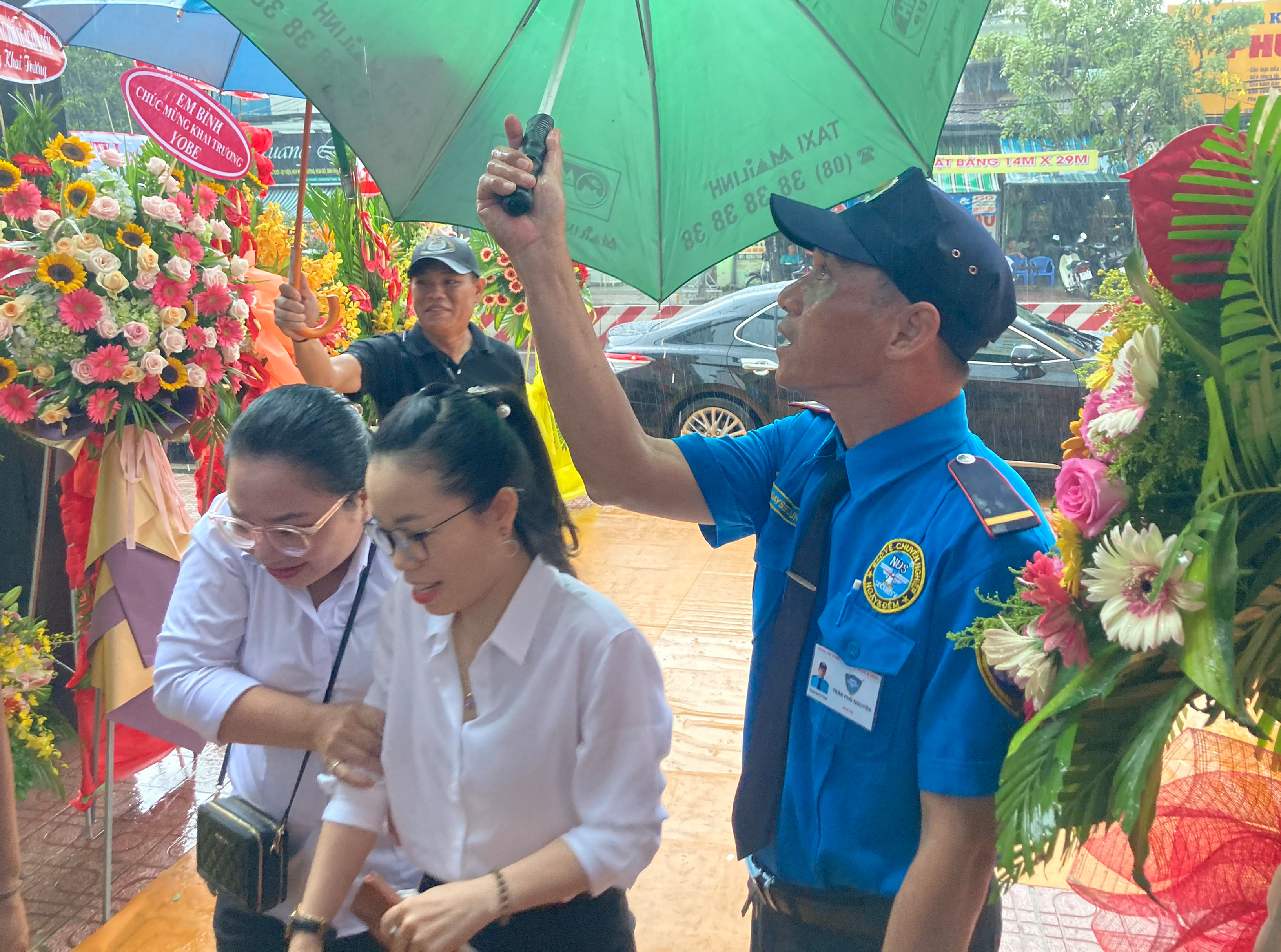 Bảo vệ Ku casino che dù cho khách tham dự khai trương