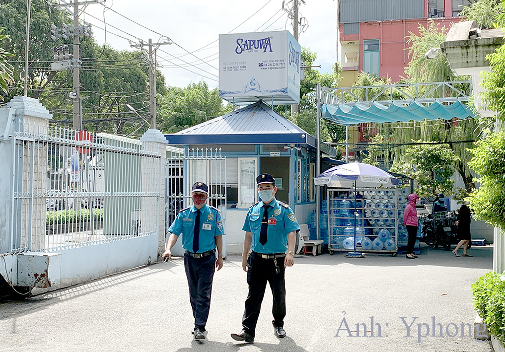 Thực hiện tuần tra cùng đội trưởng bảo vệ