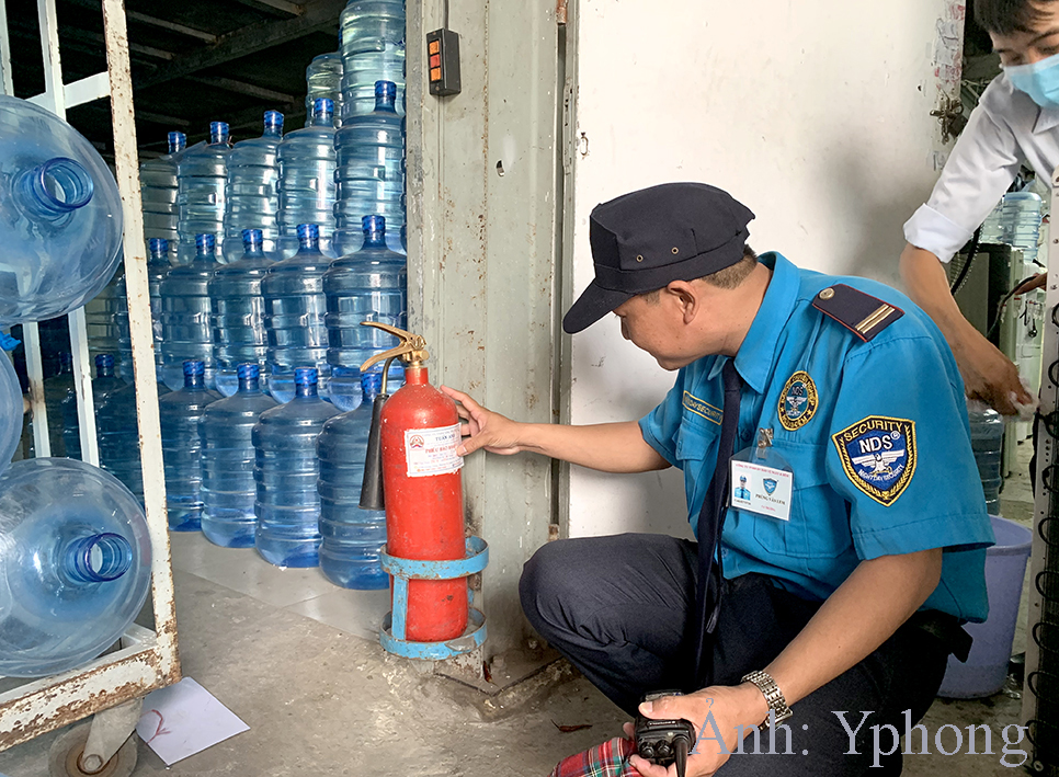 Phùng Văn Lem kiểm tra thiết bị PCCC tại mục tiêu