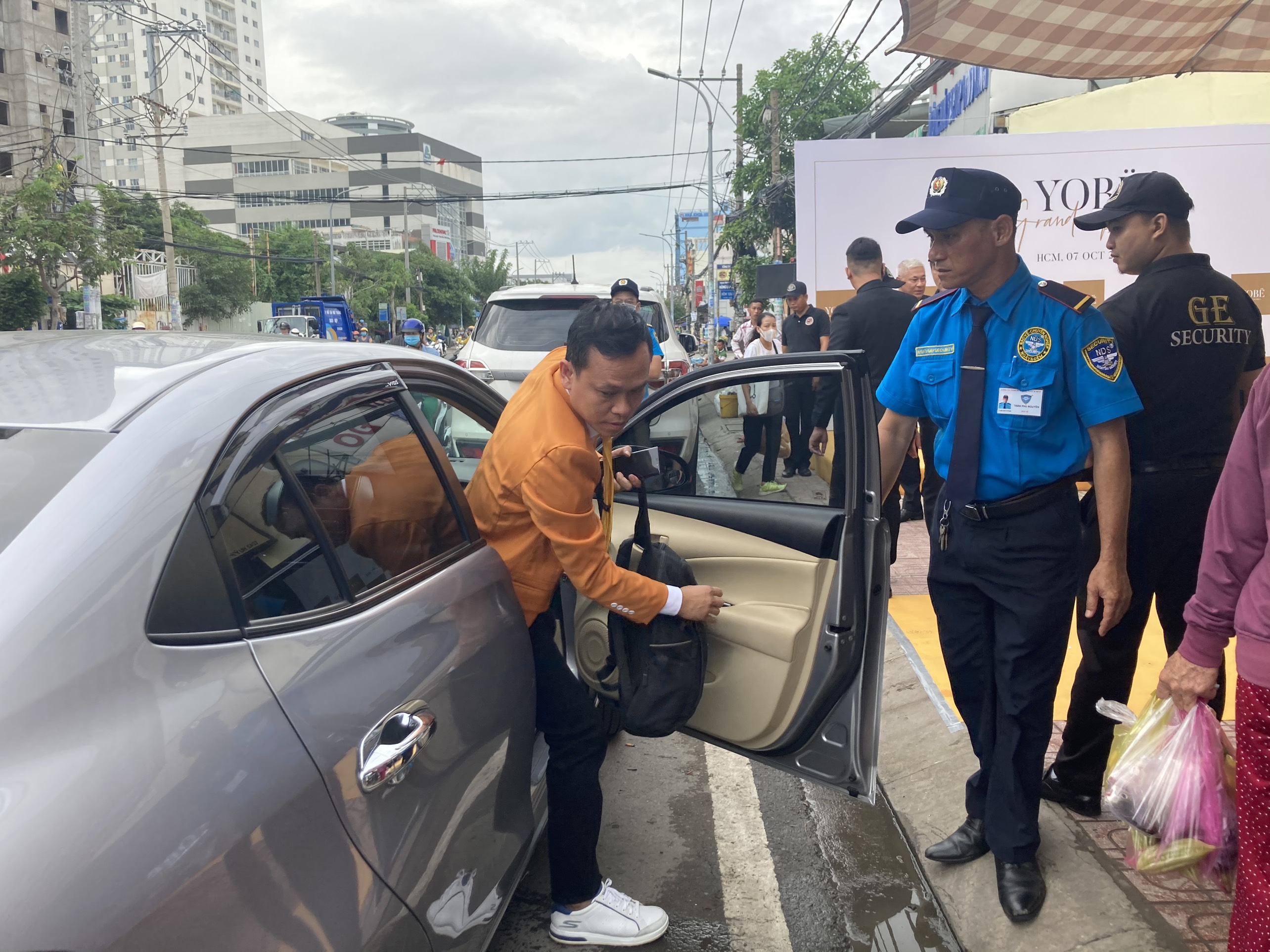 Bảo vệ Ku casino cẩn thận đón tiếp khách mời tham dự tại buổi khai trương