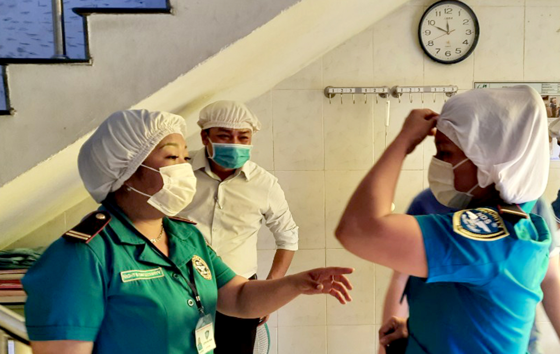 Đội trưởng hướng dẫn nhân viên cập nhật quy trình làm việc tại mục tiêu bảo vệ