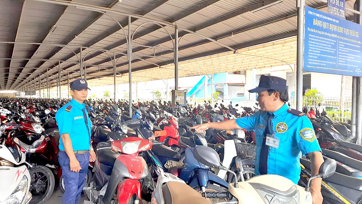 Nhân viên bảo vệ Ngày & Đêm giám sát khu vực gửi xe