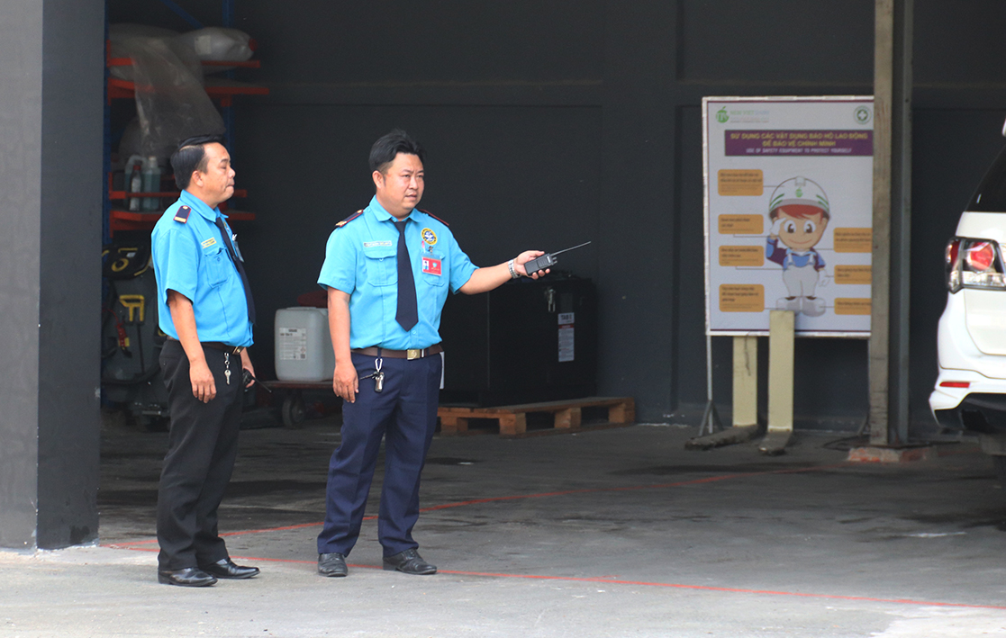 Cùng nhân viên kiểm tra mục tiêu bảo vệ