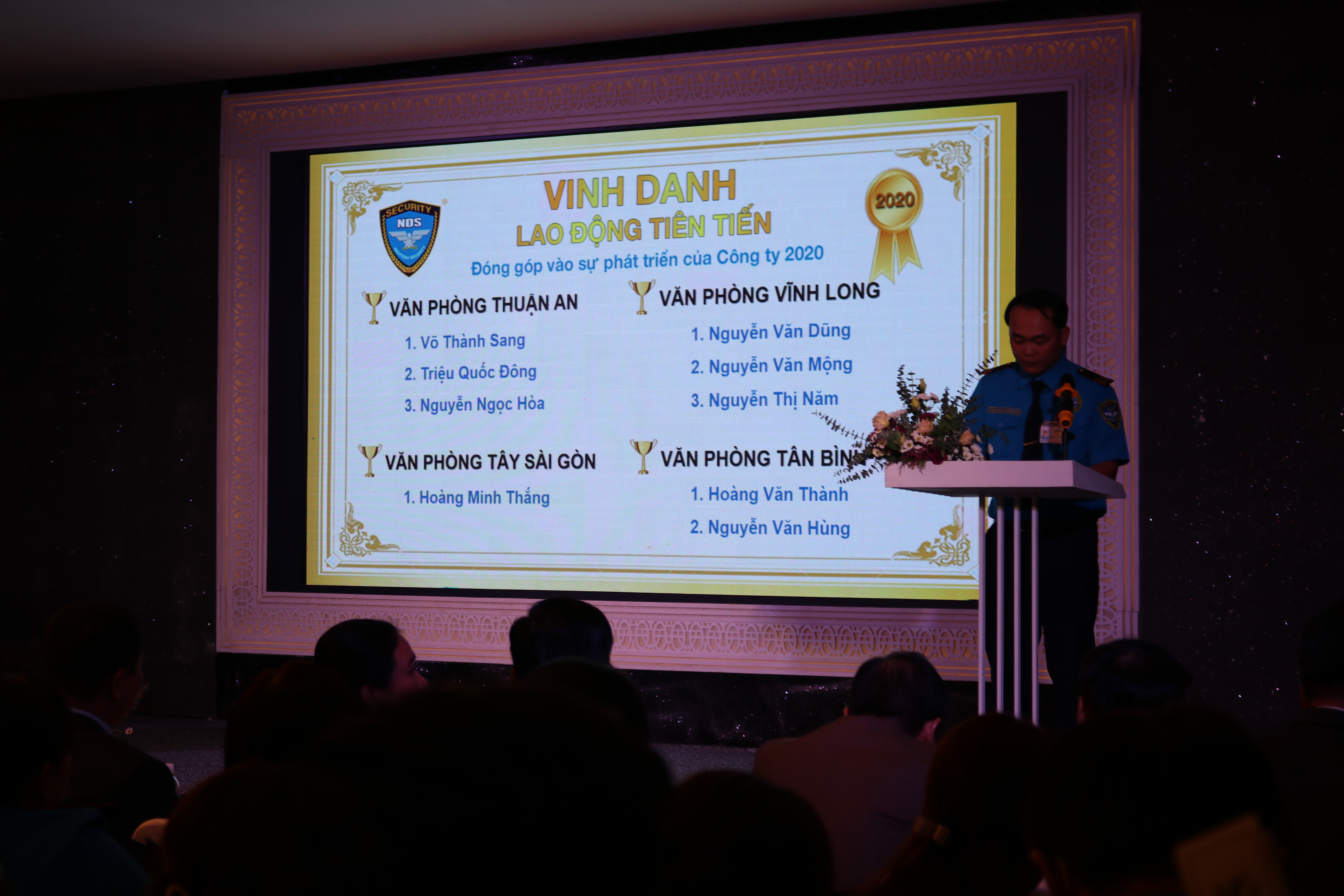 GĐ Nhân sự đọc quyết định khen thưởng, vinh danh gần 500 gương tiêu biểu xuất sắc