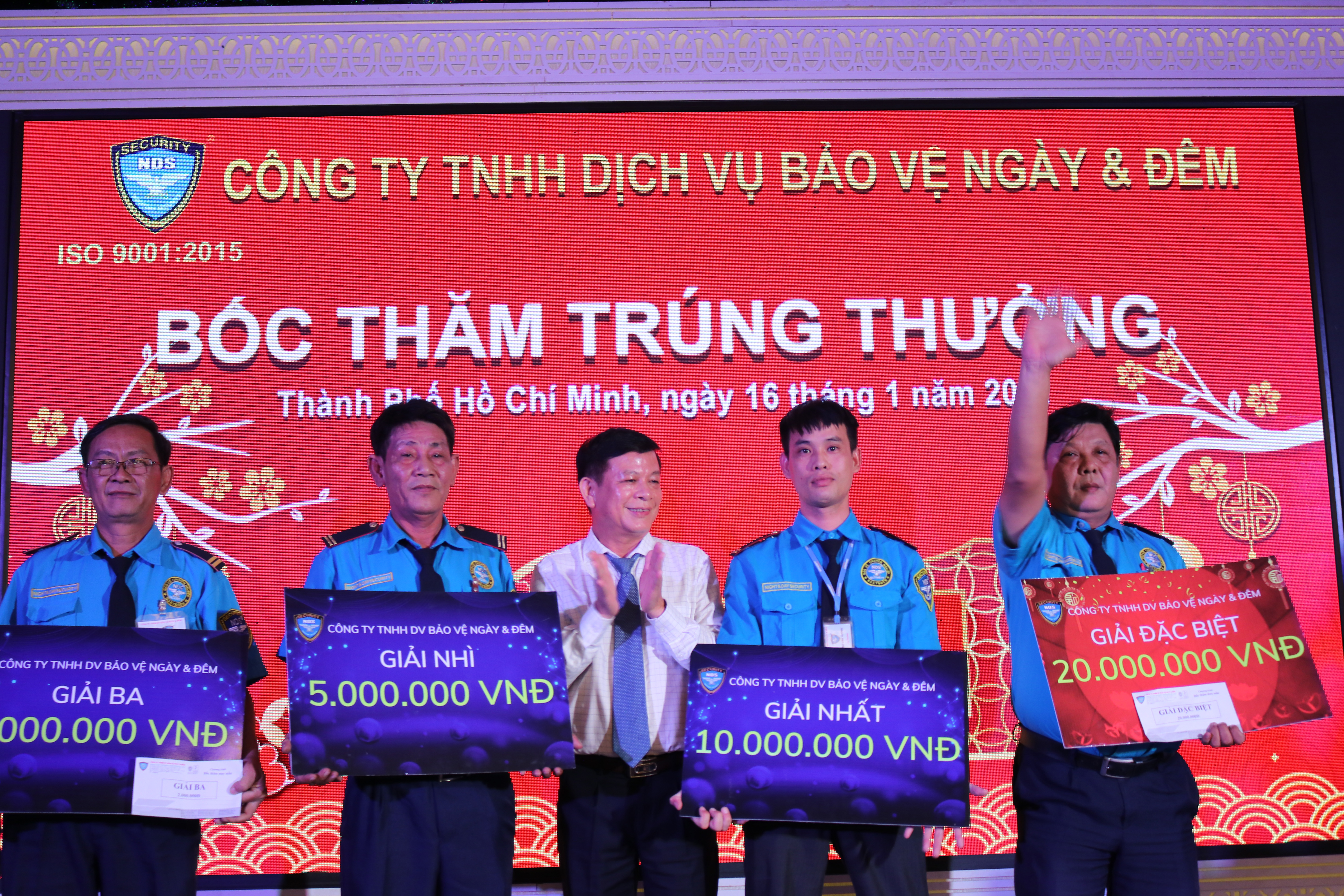 Lưu Xuân Tuệ - Chủ tịch HĐTV trao các giải bốc thăm trúng thưởng
