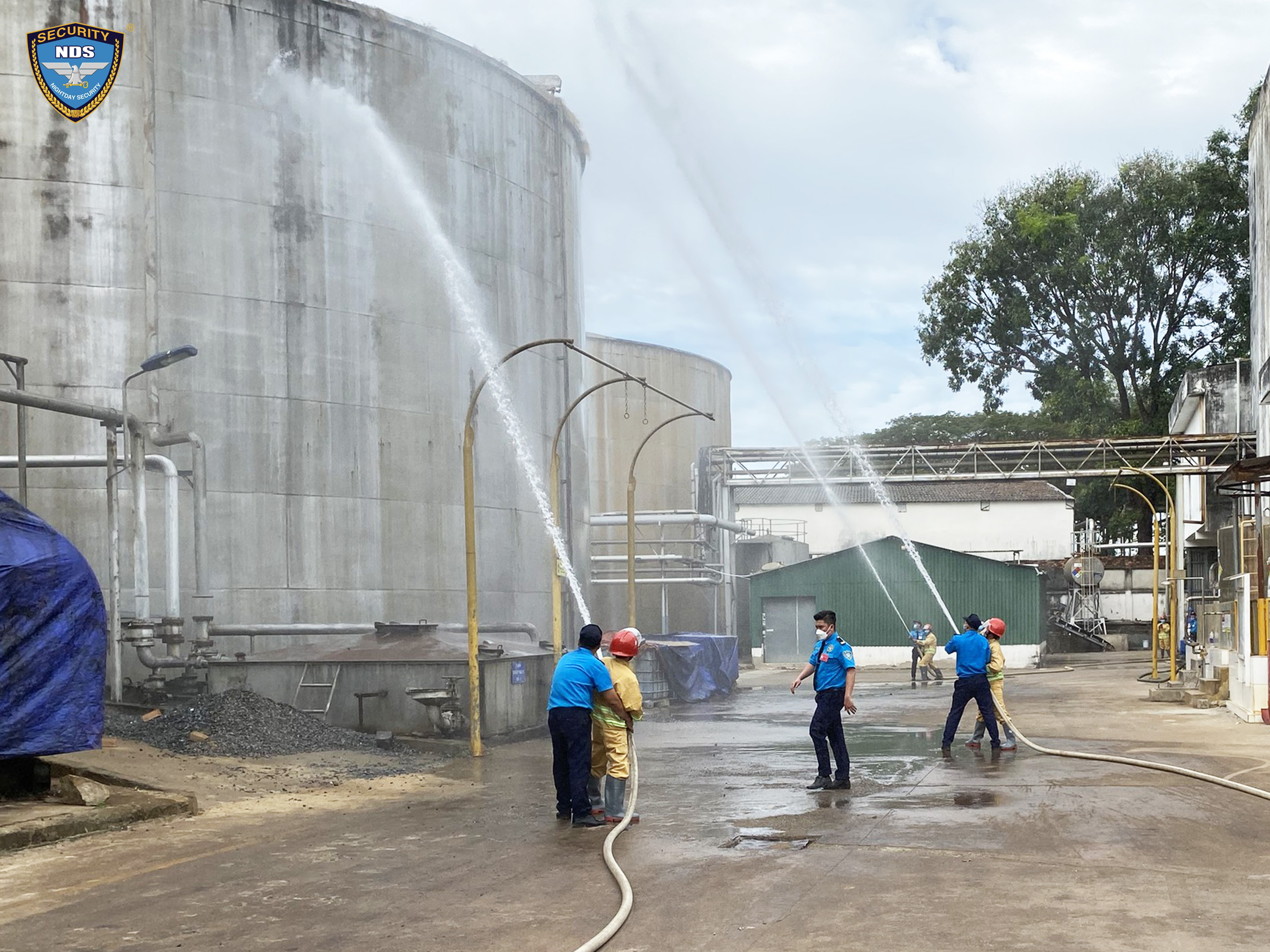 bảo vệ ngày đêm thực hành chữa cháy bằng vòi phun nước