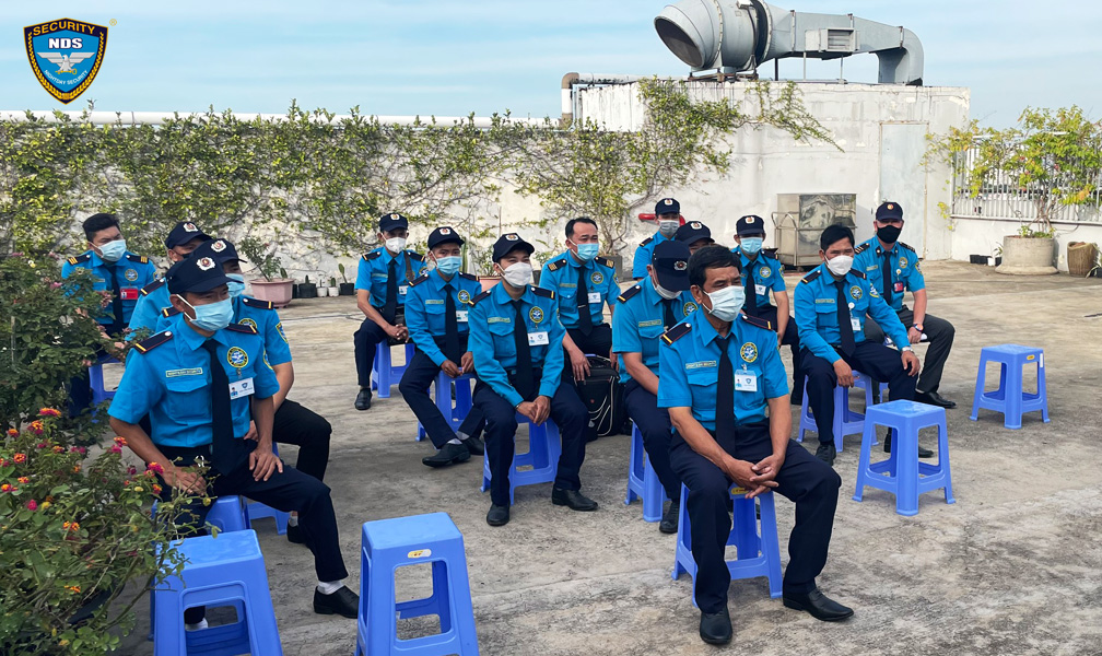 Lực lượng bảo vệ Ngày & Đêm tập trung lắng nghe chủ quản trước khi triển khai mục tiêu