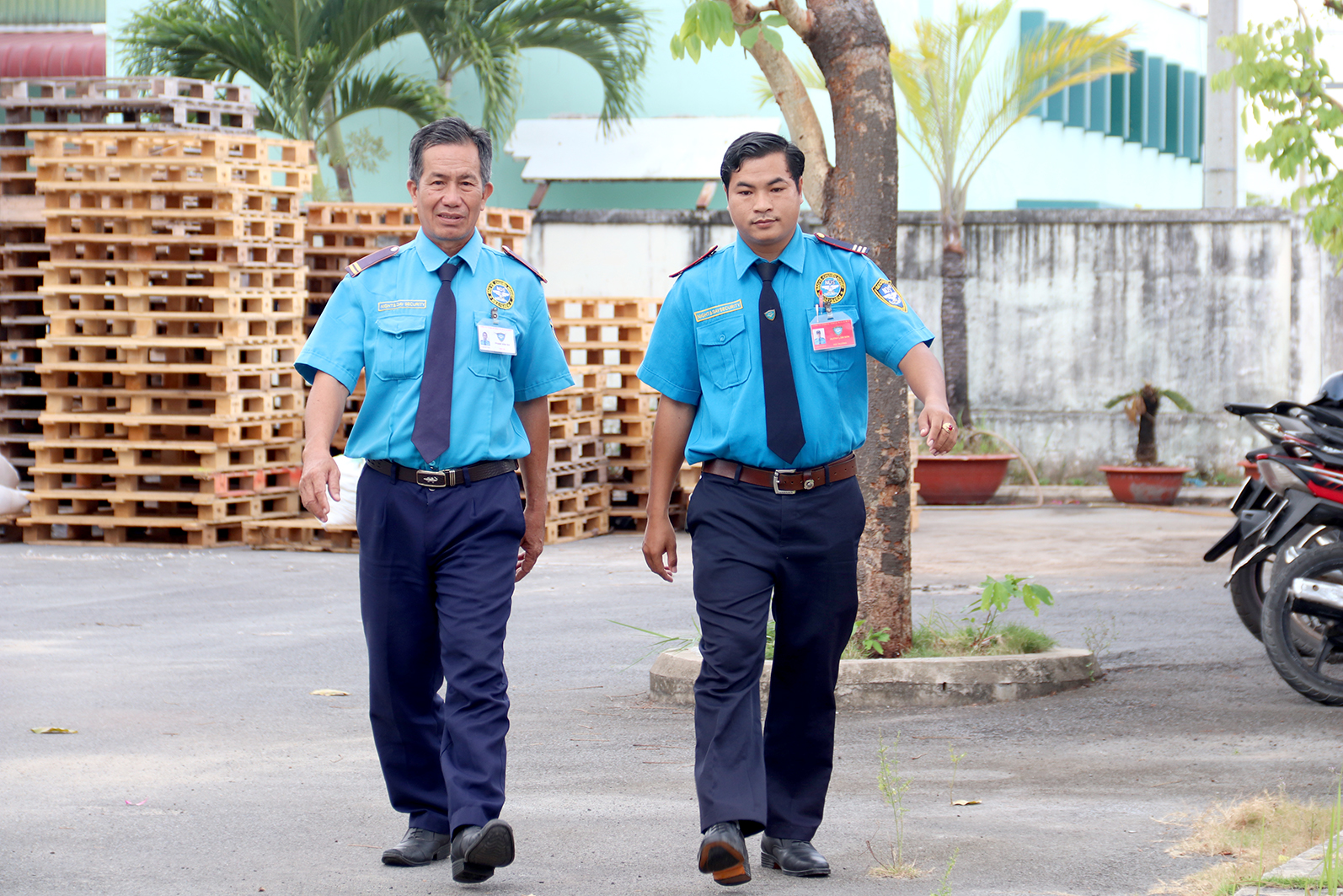 Cùng nhân viên bảo vệ đi kiểm tra mục tiêu