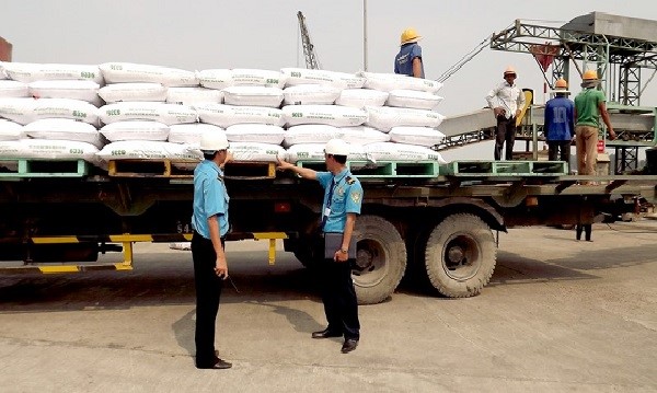 Hình ảnh nhân viên bảo vệ đanh kiểm tra hàng hóa xuất – nhập cho công ty