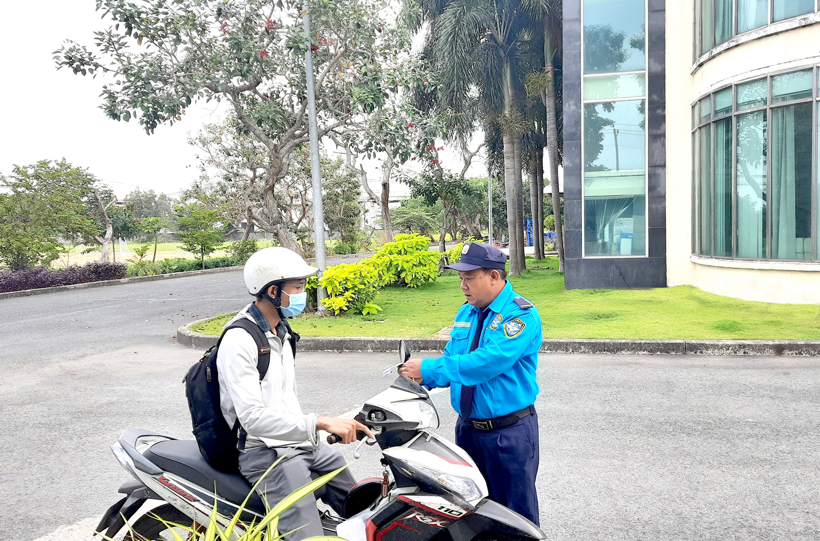 Nhân viên bảo vệ làm việc tại vị trí cổng bảo vệ