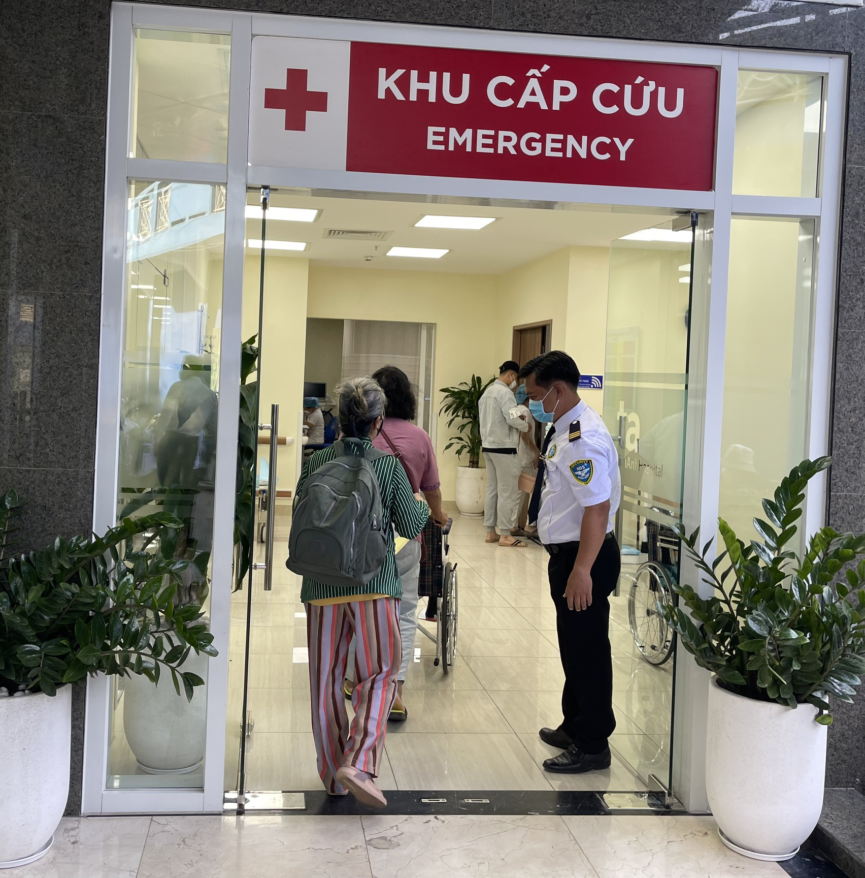 Nhiệt tình hỗ trợ bệnh nhân thăm khám tại bệnh viện