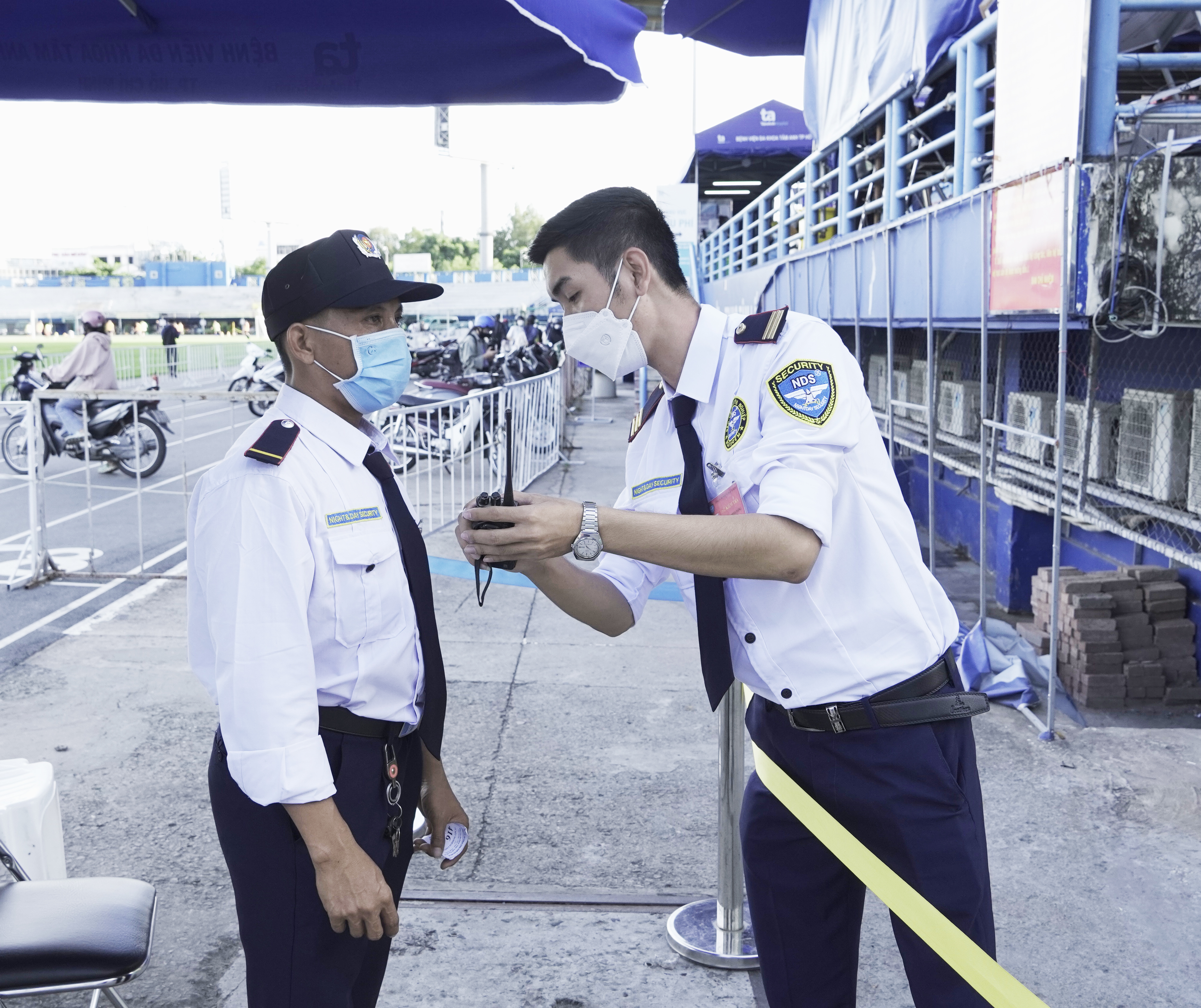 Hướng dẫn nhân viên bảo vệ vào ca trực