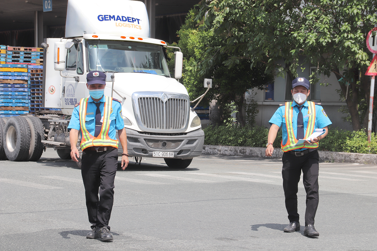 Tổ trưởng Tân Văn Lâm (bên trái) cùng đội trưởng đi kiểm tra an toàn