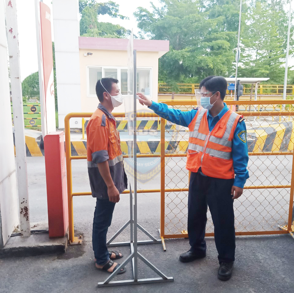 Bảo vệ Ngày & Đêm đo thân nhiệt CBNV trước giờ làm việc