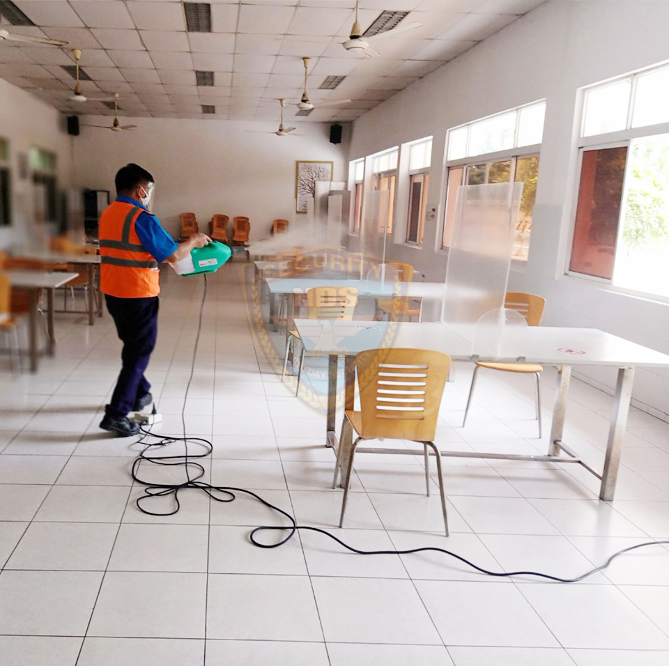 Bảo vệ Ku casino xịt khử khuẩn quanh khuôn viên nhà máy