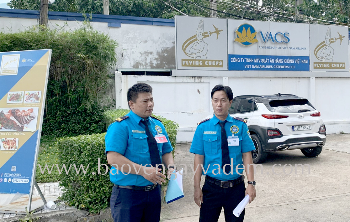 Đội trưởng Hồ Giáp trao đổi công việc với Ca trưởng Lê Hoàng Hưng