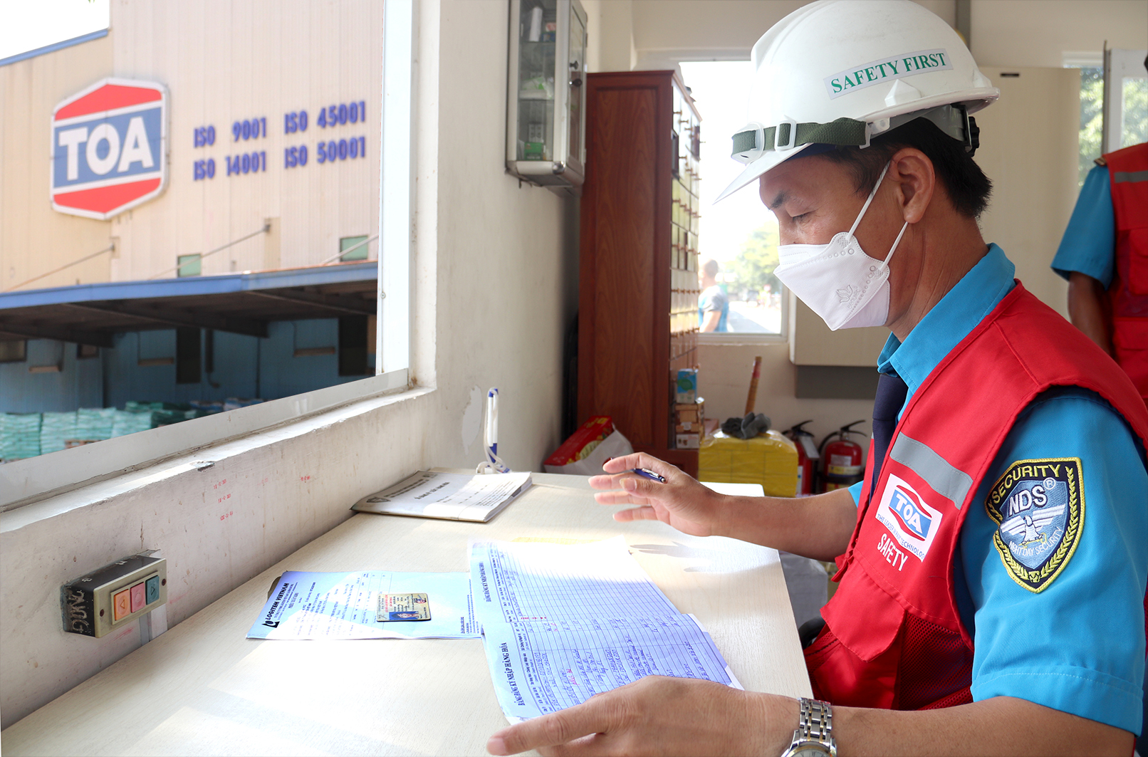 Nhân viên bảo vệ tại Công ty sơn TOA (Nhật Bản)