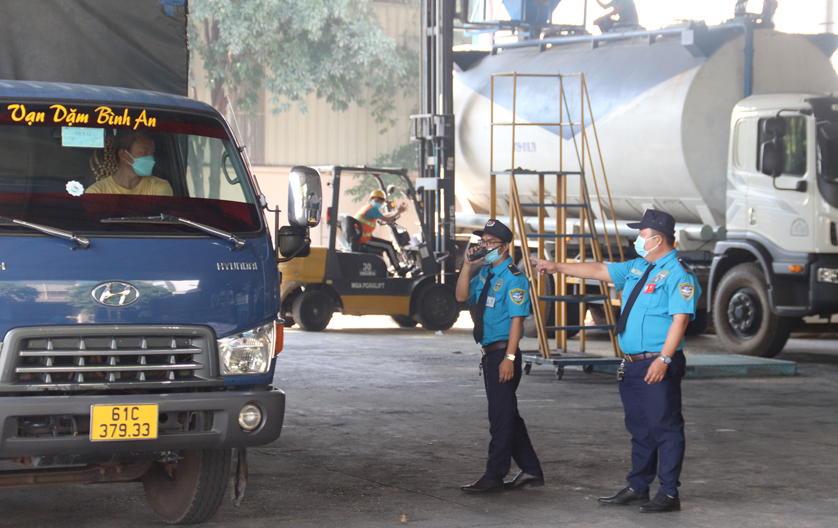 Đội trưởng bảo vệ Trần Văn Thiệt trao đổi nghiệp vụ với nhân viên