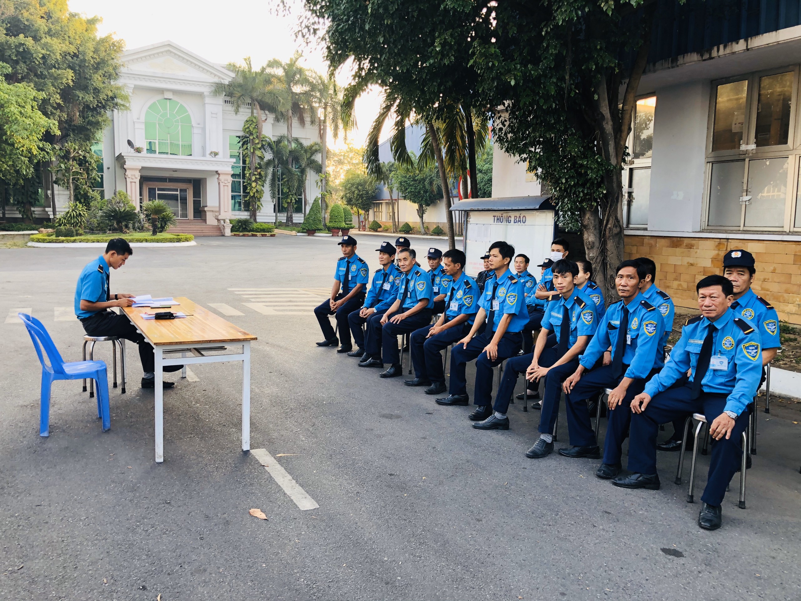 Họp đội - nhân viên bảo vệ Ku casino