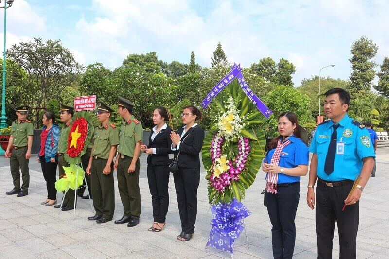 Tổ chức viếng nghĩa trang anh hùng liệt sĩ