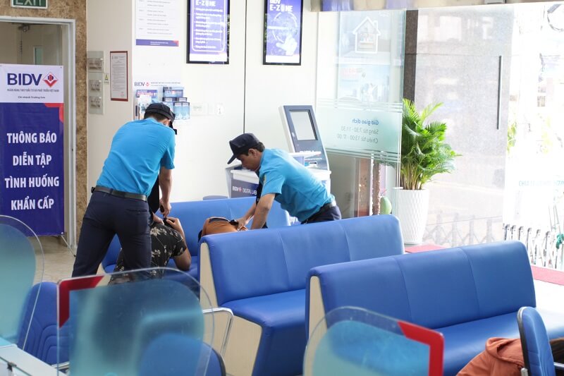 Cả hai tên cướp bị tóm gọn (Hình minh họa diễn tập)