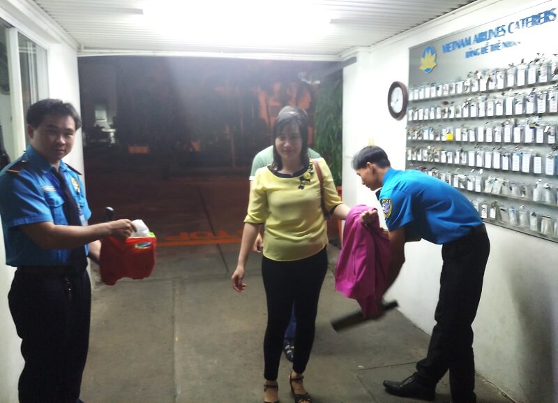 Nhân viên bảo vệ Trầm Văn Bé và Phạm Văn Thành trong một ca trực tại VACS