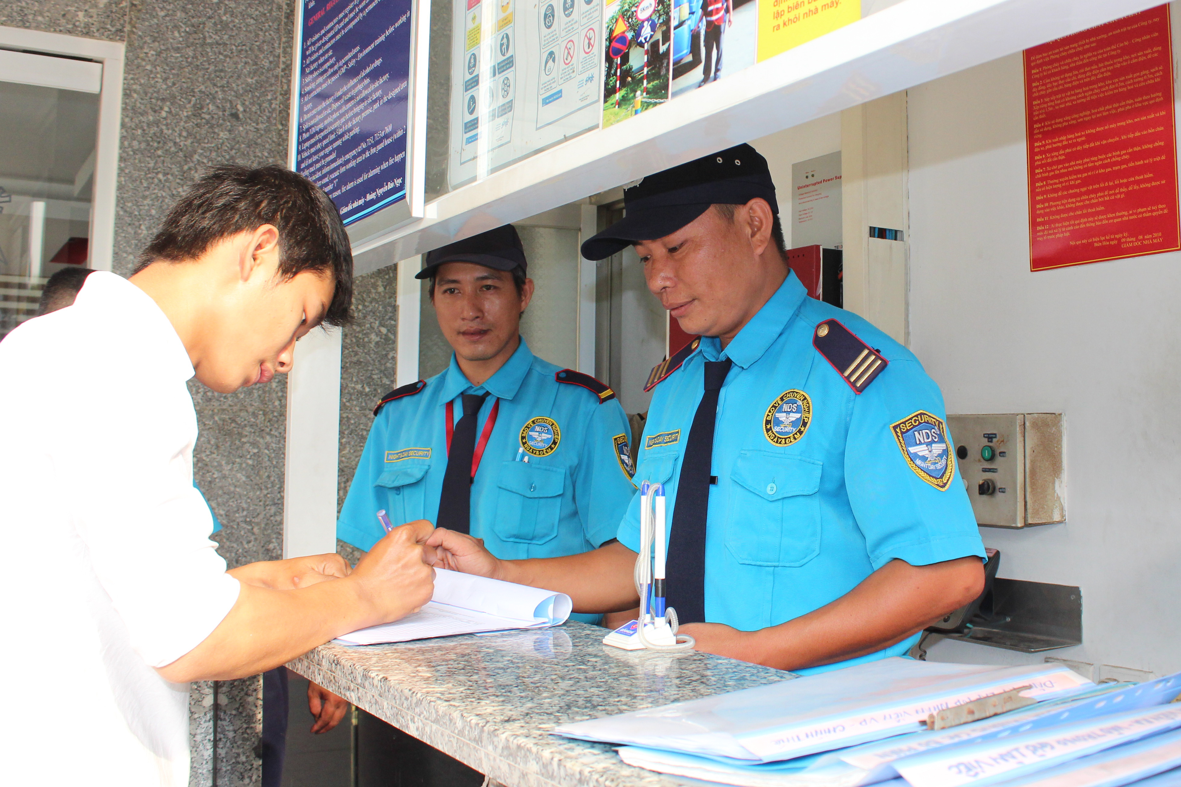 Nhân viên bảo vệ Công ty Ngày & Đêm