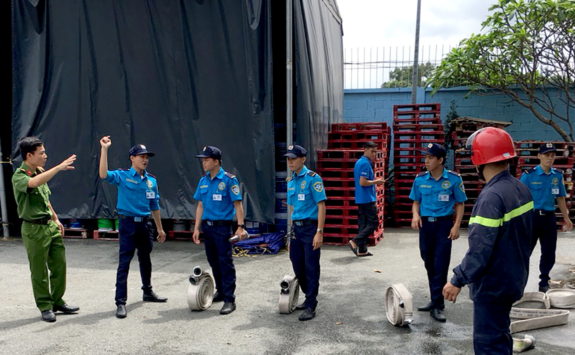 Nhân viên bảo vệ Ngày & Đêm thực hành thao tác với ống dẫn nước chữa cháy