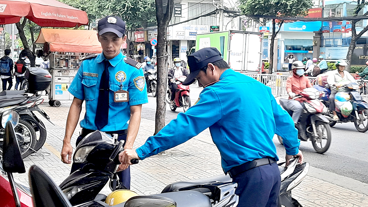 Ca trưởng bảo vệ Nguyễn Bửu Vân (bên trái) tại mục tiêu Nam A Bank