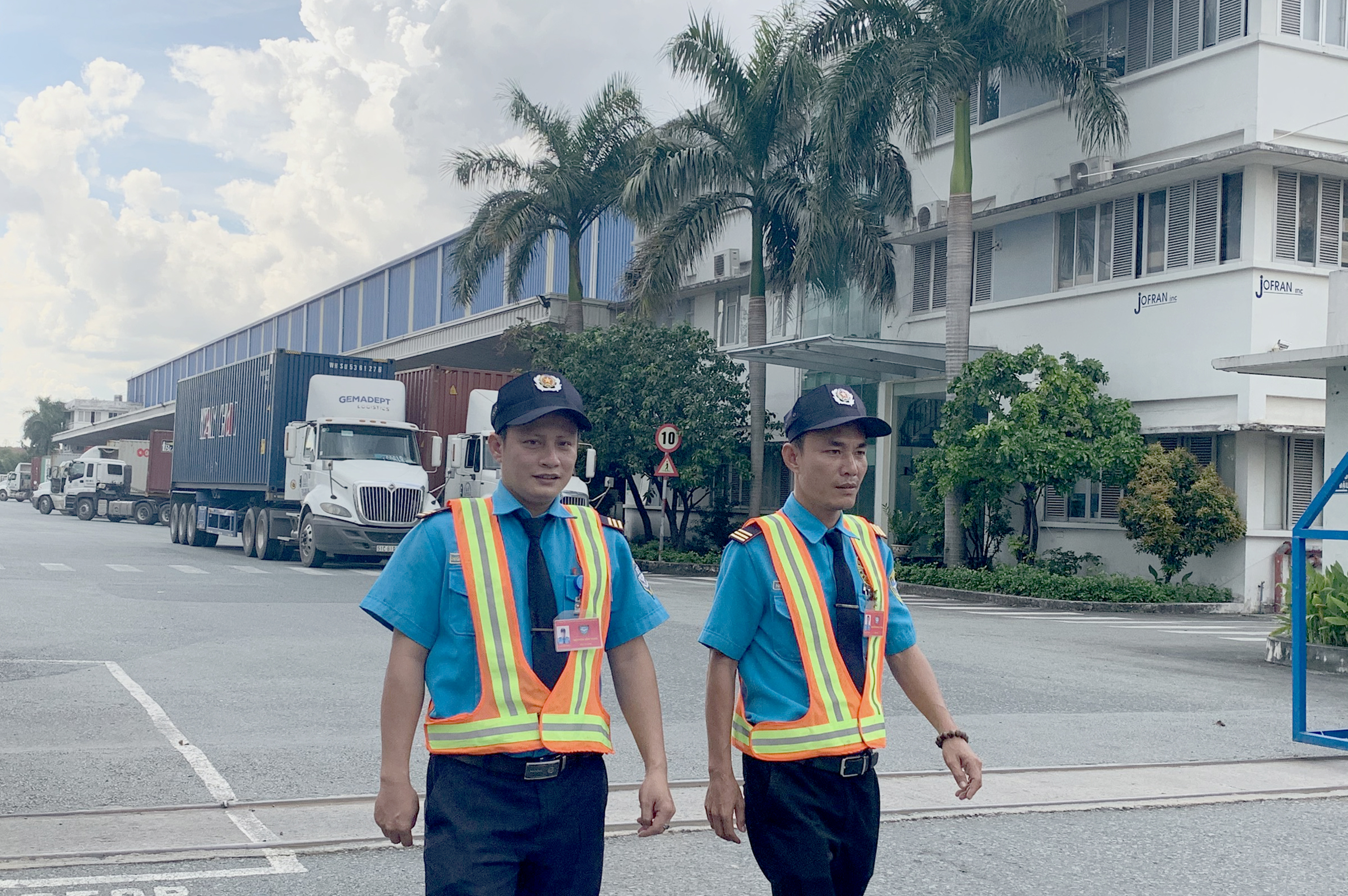 Đội trưởng Công ty Bảo vệ Ngày & Đêm cùng ca trưởng phụ trách mục tiêu đi kiểm tra