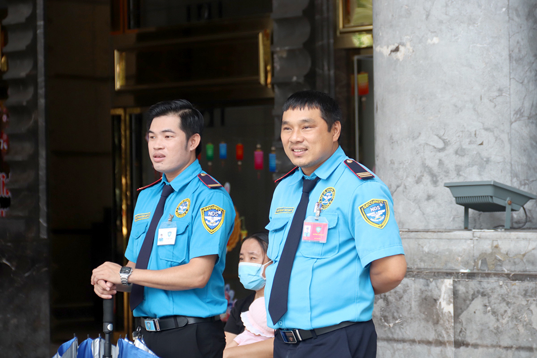 Cùng đội trưởng giám sát mục tiêu bảo vệ