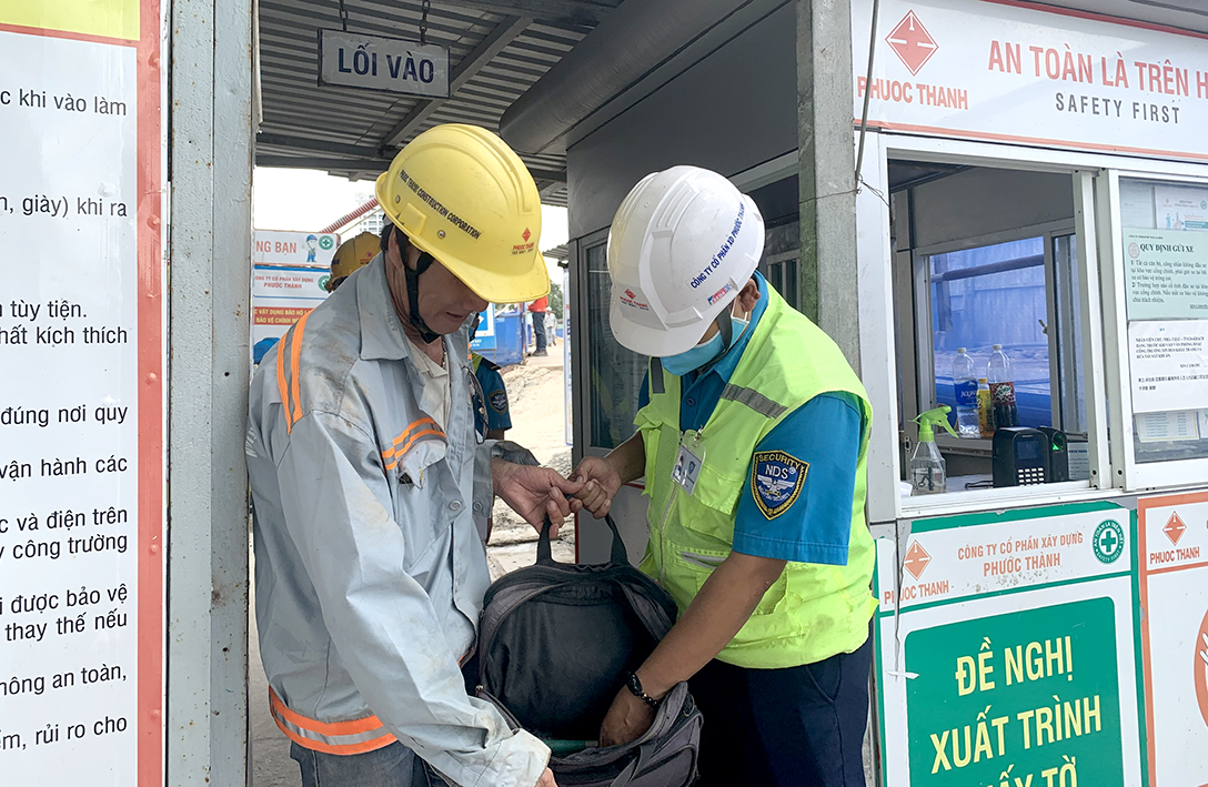 Công tác kiểm soát vật dụng công nhân khi ra khỏi công trình của nhân viên Bảo vệ Ku casino