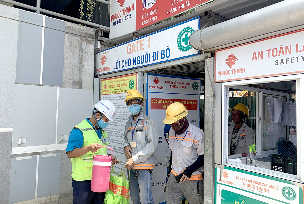 Hoạt động nghiệp vụ của bảo vệ Ku casino được công nhân vui vẻ hợp tác