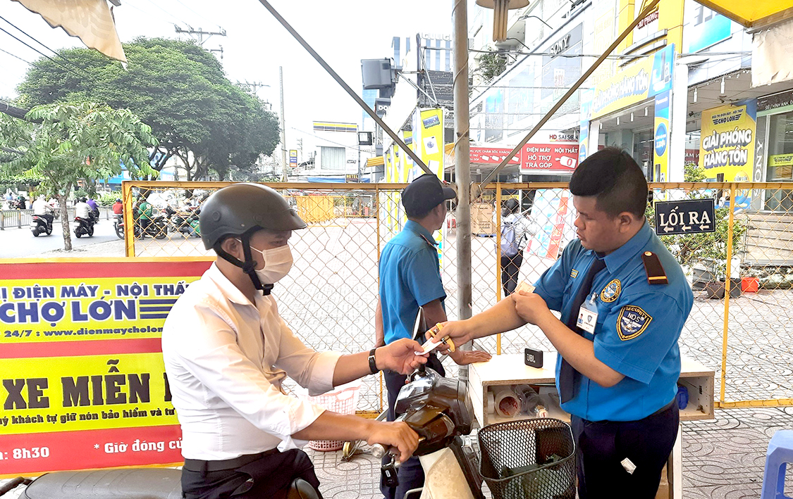 Nhân viên bảo vệ ngày & đêm lê minh phương trong giờ làm việc