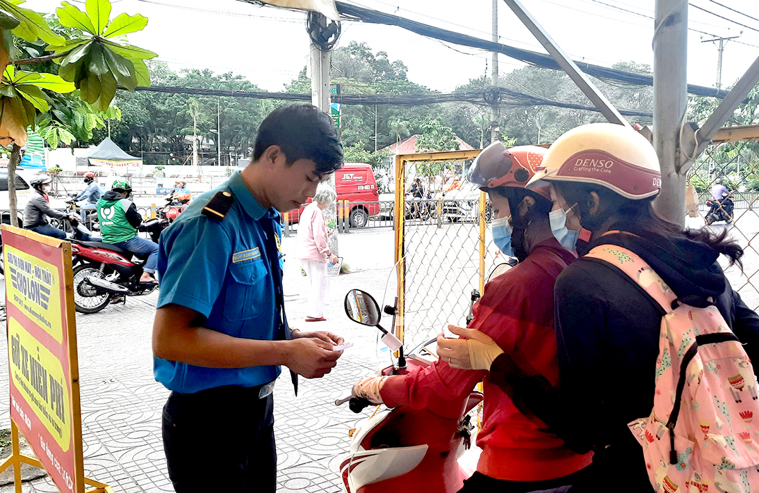 nhân viên bảo vệ ngày & đêm lê thanh trọng kiểm soát thẻ gửi xe