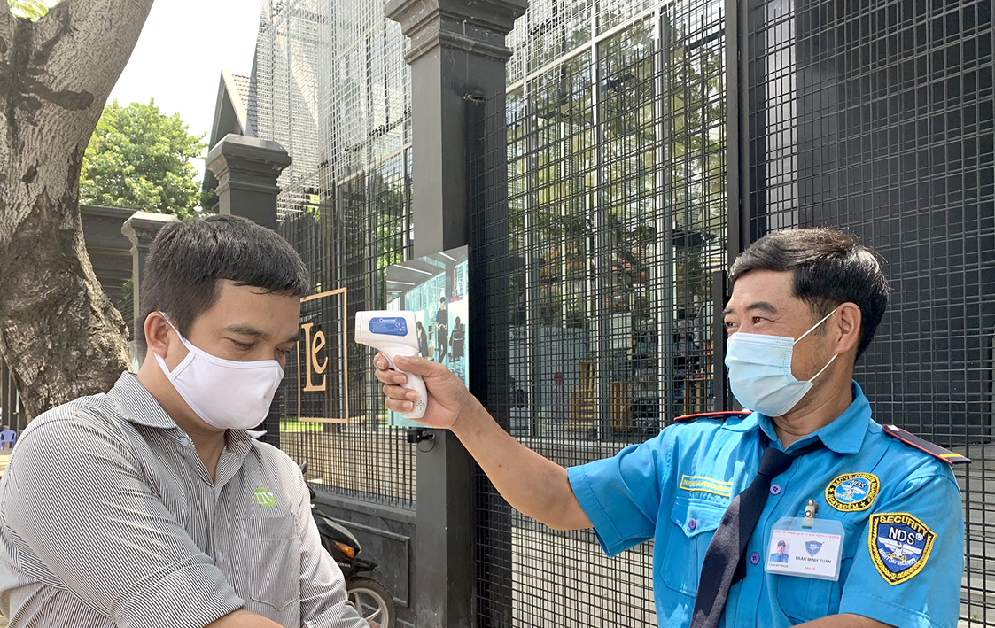 Thực hiện kiểm tra thân nhiệt cho khách, phòng chống Covid-19