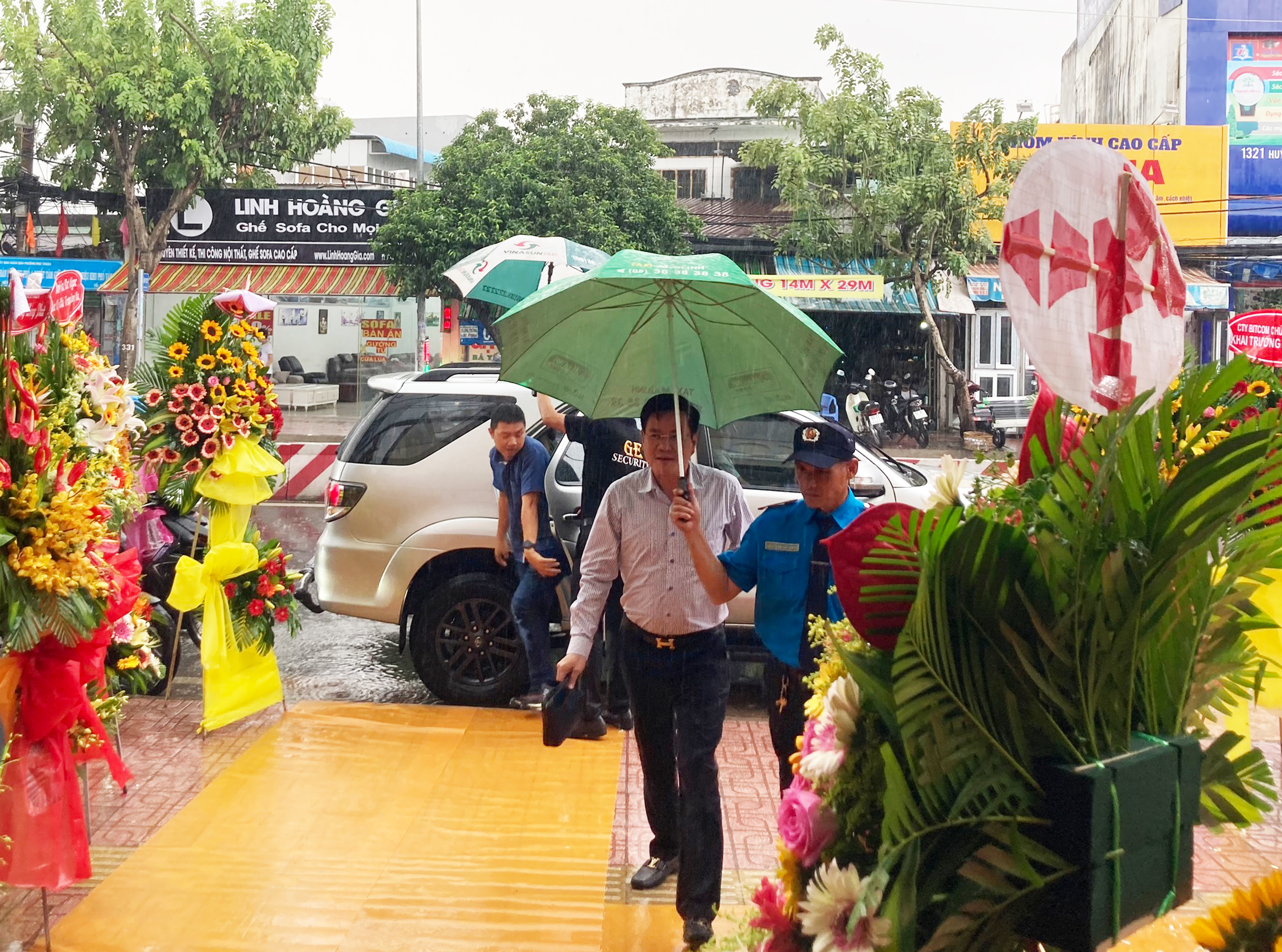 Bảo vệ Ku casino che dù cho khách tham dự khai trương