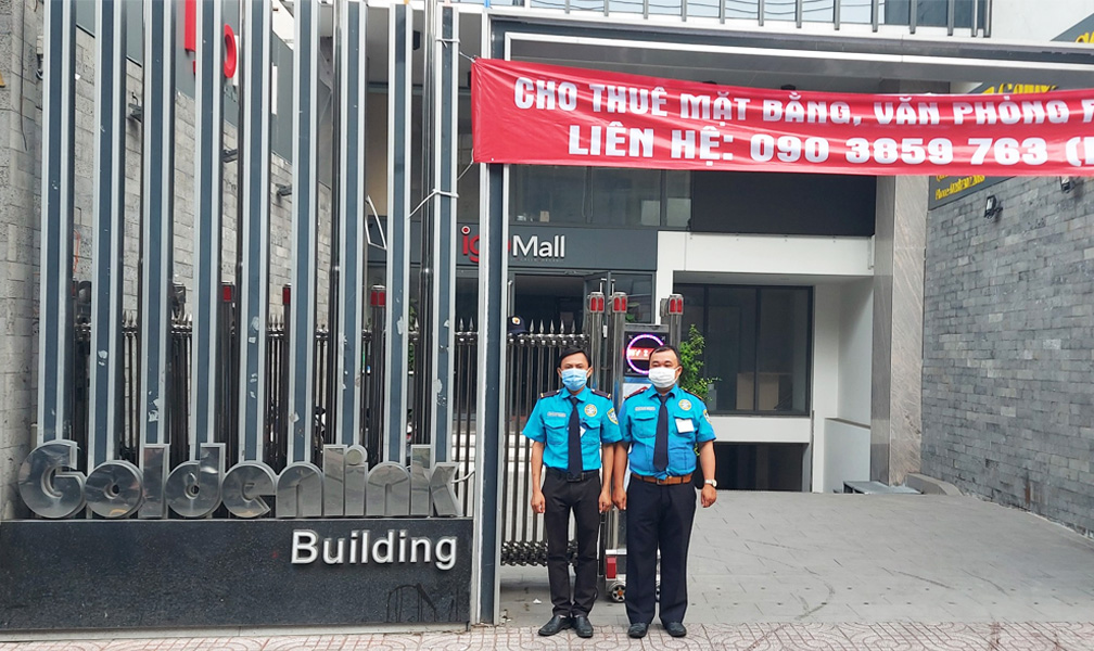 nhân viên bảo vệ Ku casino tại vị trí cổng tòa nhà