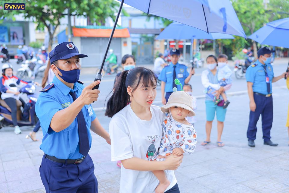 Bảo vệ Ngày Đêm tại trung tâm tiêm chủng vắc xin