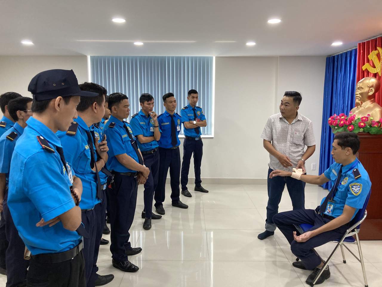 Bảo vệ Ku casino tập huấn băng bó vết thương