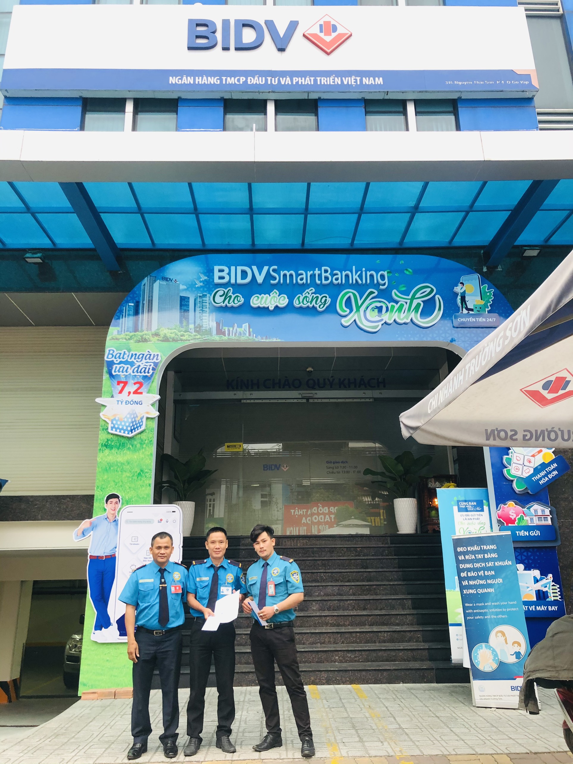 Captain SG09 presents certificates of merit to Day & Night guards at BIDV CN Truong Son bank