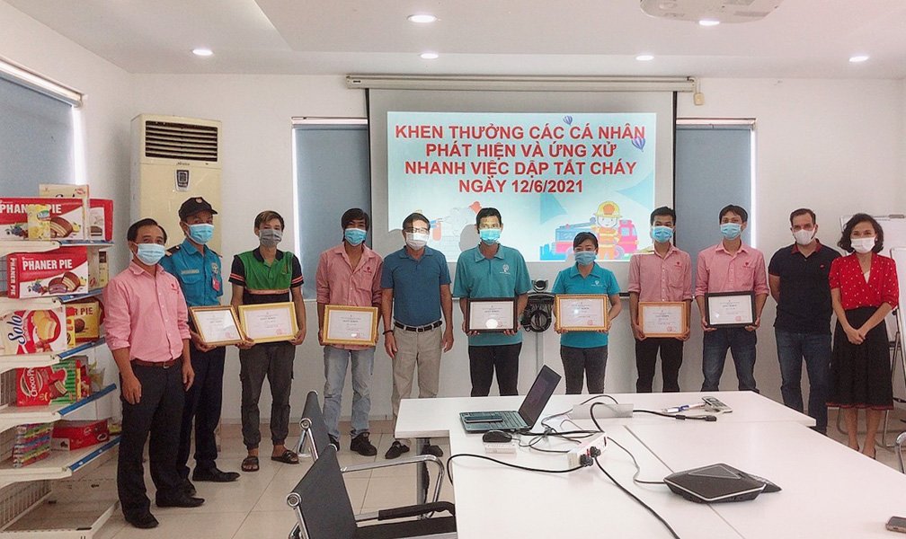 Nhân viên bảo vệ Ngày & Đêm (thứ 2 từ trái sang) tại buổi khen thưởng