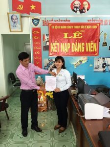 Đồng chí Lê Văn Hùng - Bí thư chi bộ trao quyết định kết nạp đảng