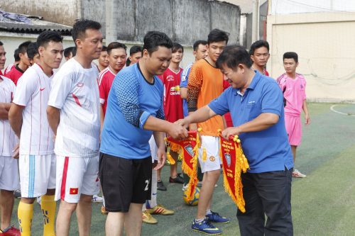 Bảo vệ Ku casino Trao cờ lưu niệm