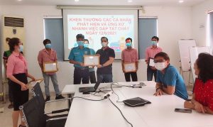 Chủ quản trao giấy khen cho nhân viên Bảo vệ Ngày & Đêm